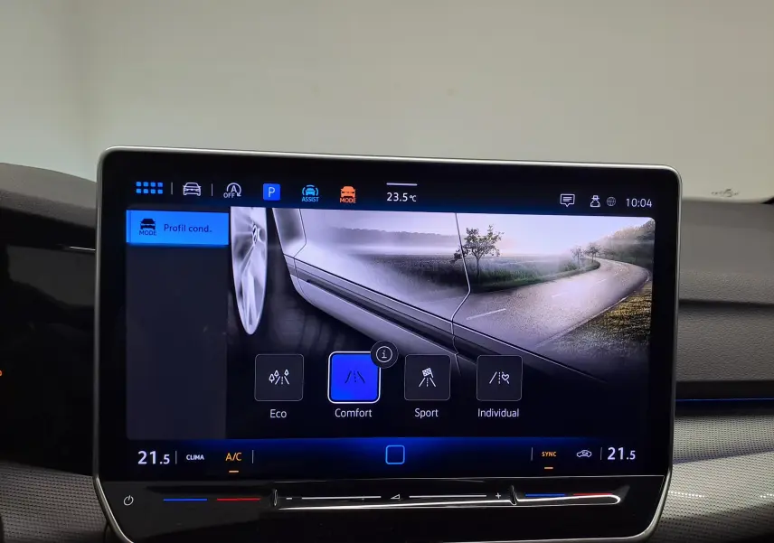 Écran tactile intérieur de la Volkswagen Golf 2024 affichant les modes de conduite avec vue latérale du véhicule bleu Anémone.