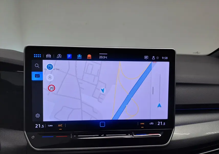 Écran tactile central de la Volkswagen Golf Bleu Anémone 2024 affichant la navigation et la climatisation.