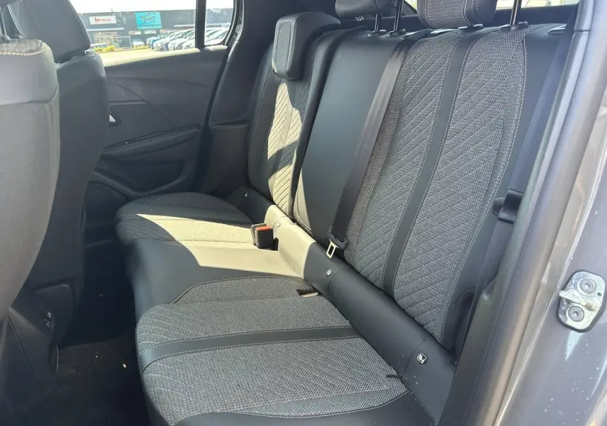 Vue intérieure côté droit sur la banquette arrière tissu gris et cuir noir de la Peugeot 208 2025.