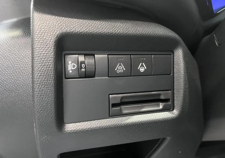 Détail des commandes d’aide à la conduite sur tableau de bord noir du Citroën C5 Aircross gris platinium.
