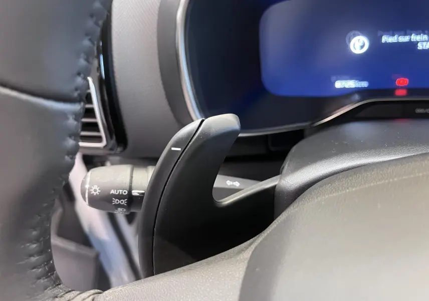 Gros plan sur la palette de changement de vitesse noire côté droit du volant du Citroën C5 Aircross gris platinium.