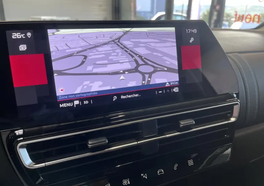 Gros plan sur l'écran tactile central et les aérateurs noirs brillants du tableau de bord du Citroën C5 Aircross gris platinium.