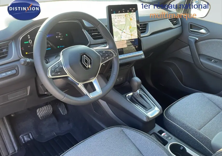 Intérieur du Renault Captur E-Tech 2025, vue côté conducteur, tableau de bord moderne avec écran tactile vertical.