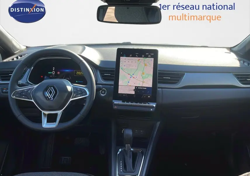 Intérieur du Renault Captur E-Tech Hybrid 2025, vue frontale du tableau de bord avec écran tactile et volant multifonction.