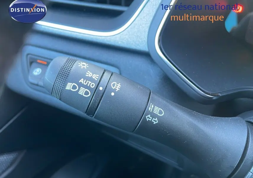 Gros plan sur la commande des feux et clignotants du Renault Captur blanc nacré 2025, finition Techno.