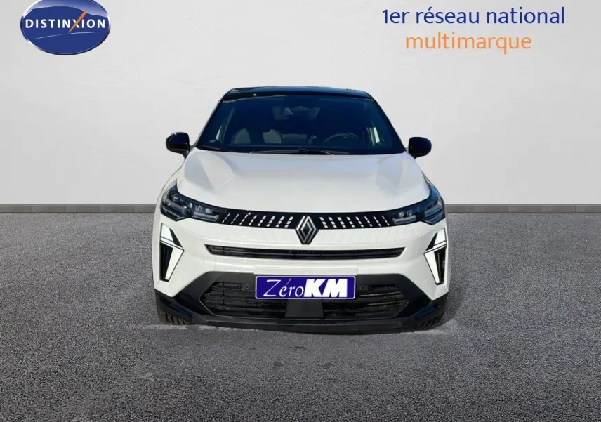 Vue frontale d'un Renault Captur blanc nacré avec toit noir, mettant en valeur sa calandre moderne et ses phares LED.