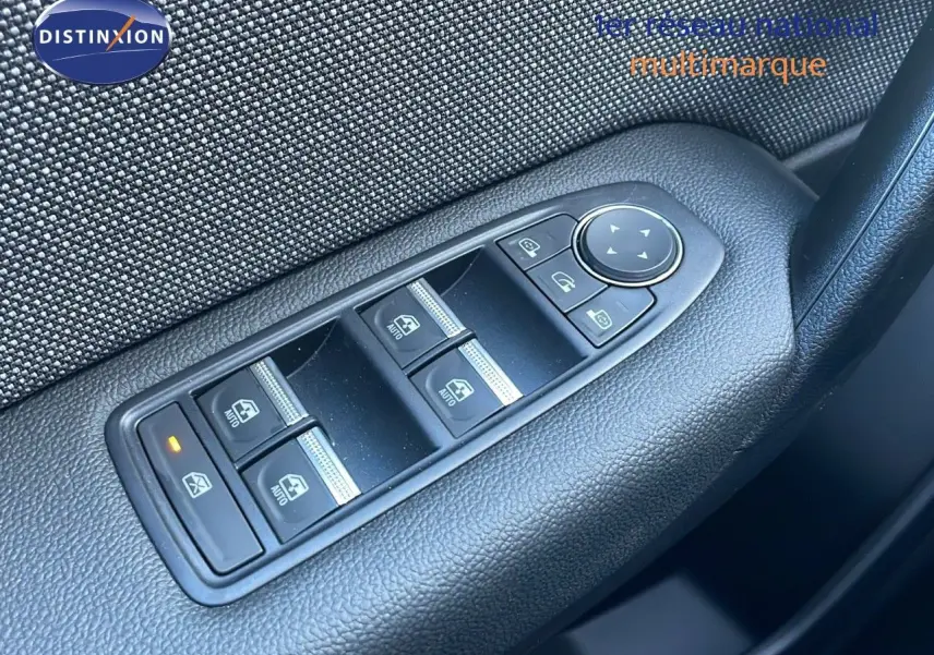 Gros plan sur les commandes des vitres électriques côté gauche d'un Renault Captur blanc nacré toit noir 2025.