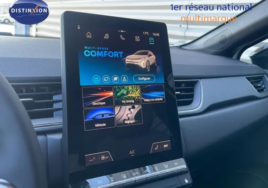 Écran tactile central du Renault Captur E-Tech hybride 2025, affichant le mode de conduite Confort dans un intérieur gris.