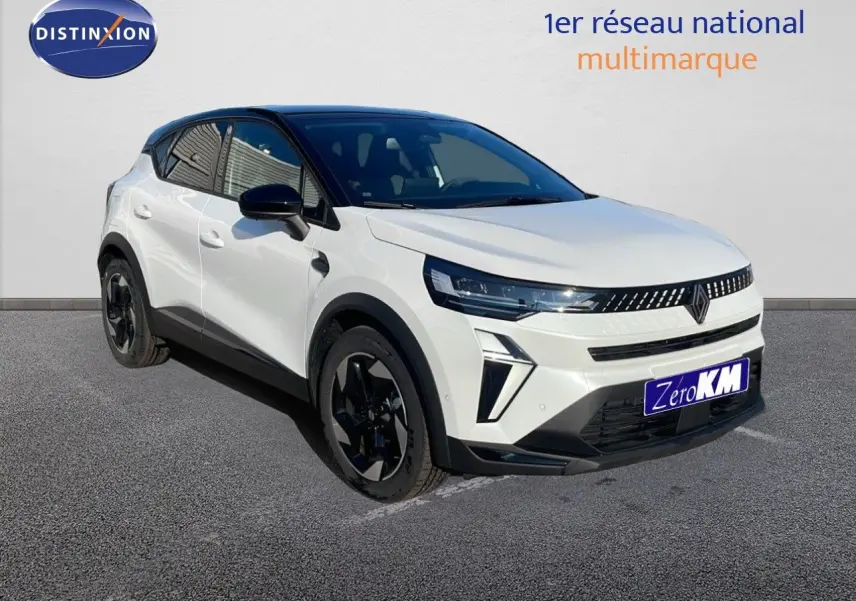 Renault Captur E-Tech hybride blanc nacré avec toit noir, vue 3/4 avant mettant en valeur ses phares LED et jantes noires.