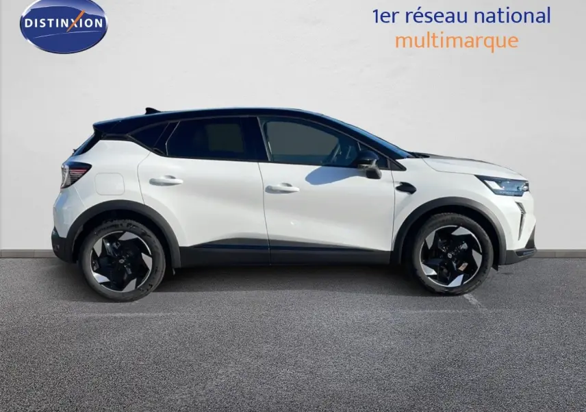 Profil droit d'un Renault Captur 2025 blanc nacré avec toit noir, roues noires et détails modernes visibles.