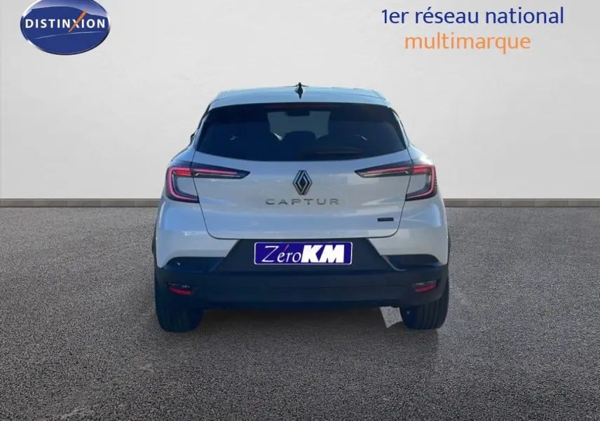Vue arrière d'un Renault Captur blanc nacré à toit noir, soulignant ses feux LED et son design moderne.