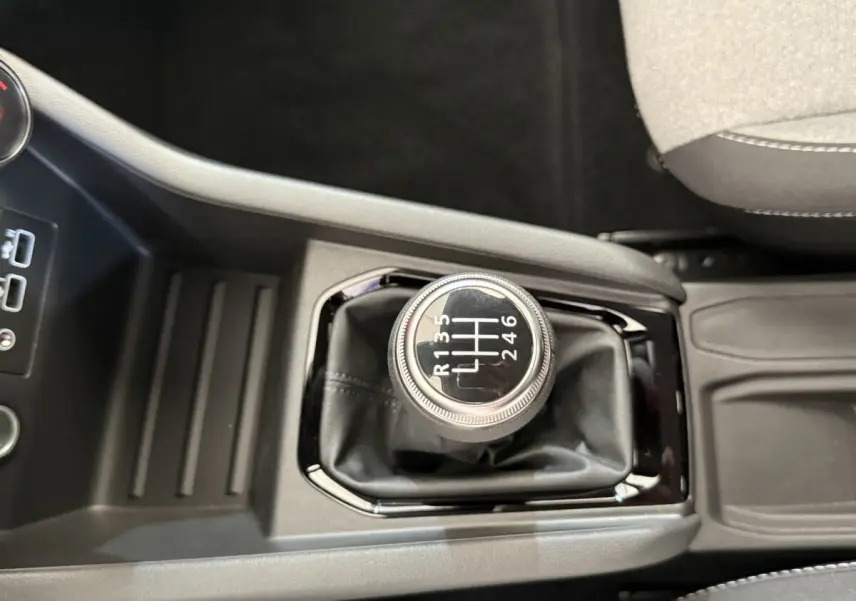 Le levier de vitesses manuel 6 rapports vu de dessus dans l'habitacle de la Renault Clio noire 2025.