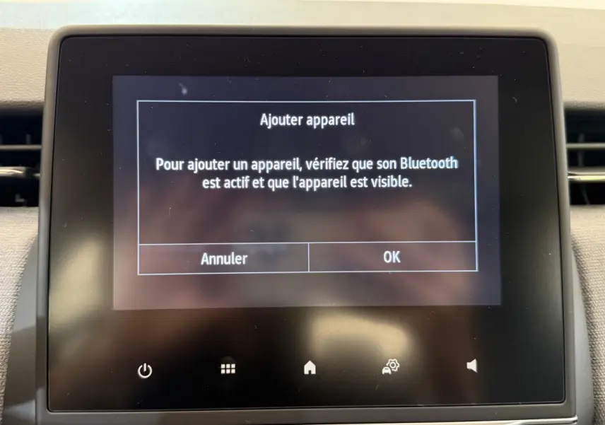 Écran tactile central de la Renault Clio noir 2025 affichant une demande d'ajout d'appareil Bluetooth.