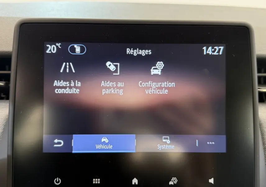 Écran tactile central de la Renault Clio 2025 affichant les réglages d'aides à la conduite et au parking.