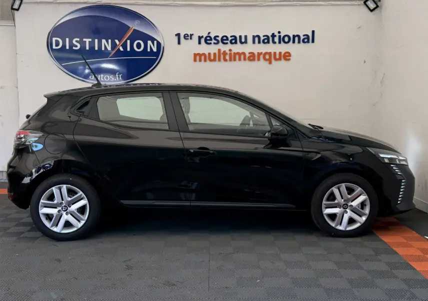 Profil côté gauche d'une Renault Clio noire 2025 Evolution Blue dCi 100, avec feux LED et jantes argentées visibles.