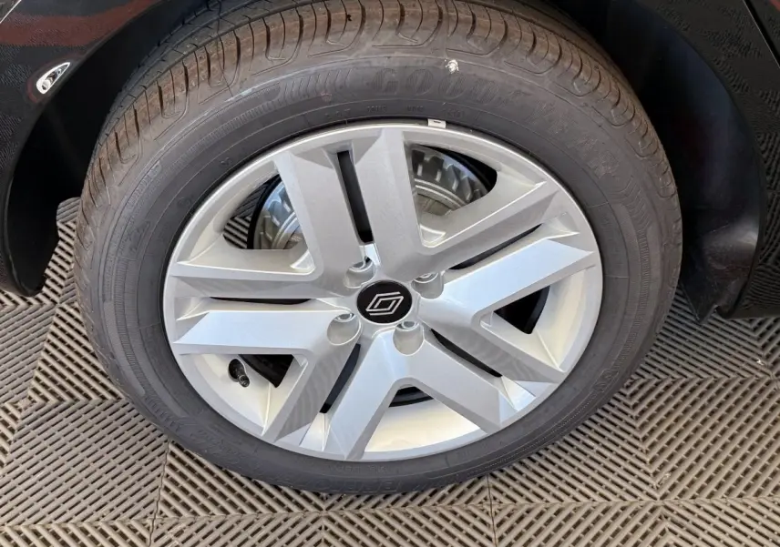 Gros plan sur la roue avant gauche de la Renault Clio noire 2025 avec jante alliage et pneu Goodyear.