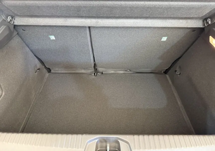 Coffre vide en vue plongeante de la Renault Clio Evolution Blue dCi 100 noir, montrant la banquette arrière rabattue.