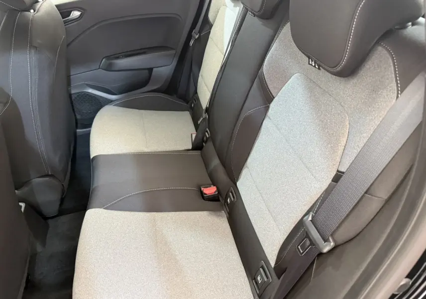 Vue côté droit des sièges arrière bicolores gris et noir de la Renault Clio Evolution Blue dCi 100 de 2025.