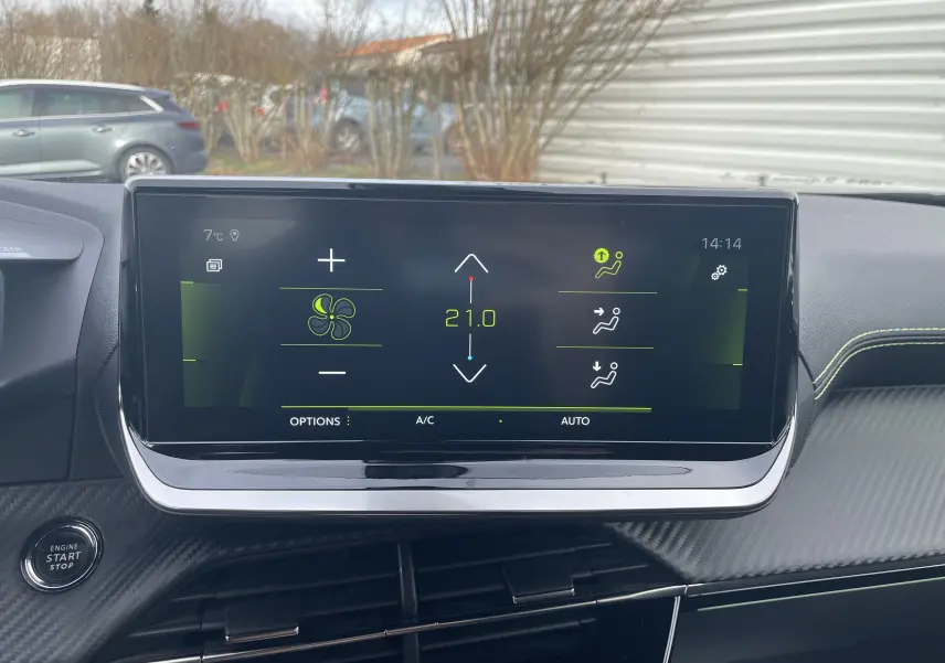 Écran tactile central du tableau de bord du Peugeot 2008 gris Artense, affichant la climatisation à 21°C.