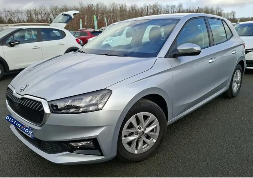 SKODA Fabia Ambition gris argent vue 3/4 avant droit en intérieur avec calandre noire distinctive.