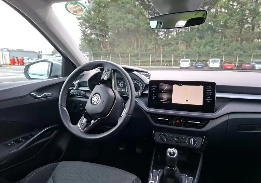 Gros plan sur la roue avant gauche d'une Skoda Fabia Ambition 2023 gris argent avec jante alliage et pneu Kumho.