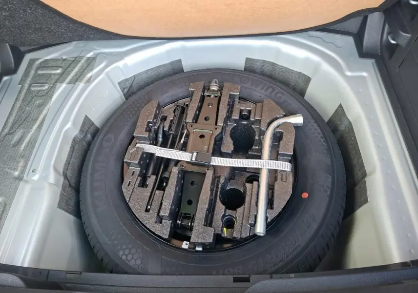 Gros plan sur les commandes de lève-vitres et réglage des rétroviseurs côté conducteur de la Skoda Fabia 2023 gris argent.