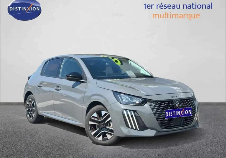 Peugeot 208 gris Selenium vue 3/4 avant droit, avec calandre noire et jantes alliage distinctives.