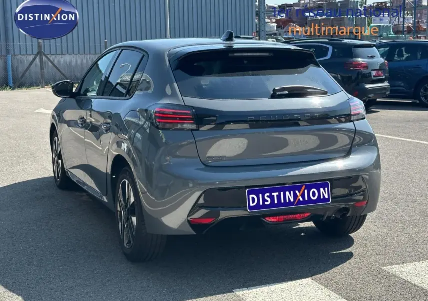 Peugeot 208 gris Selenium vue 3/4 arrière droit, feux arrière LED et jantes alliage visibles.