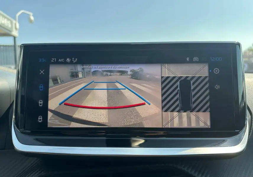 Écran tactile de la Peugeot 208 2025 montrant la caméra de recul et l’aide au stationnement en vue intérieure.
