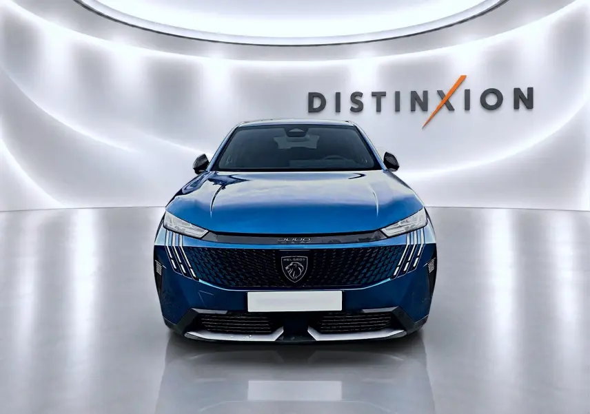 Vue frontale du Peugeot 3008 1.2 hybrid 145 allure e-dcs6 bleu, avec calandre noire et phares LED distinctifs.