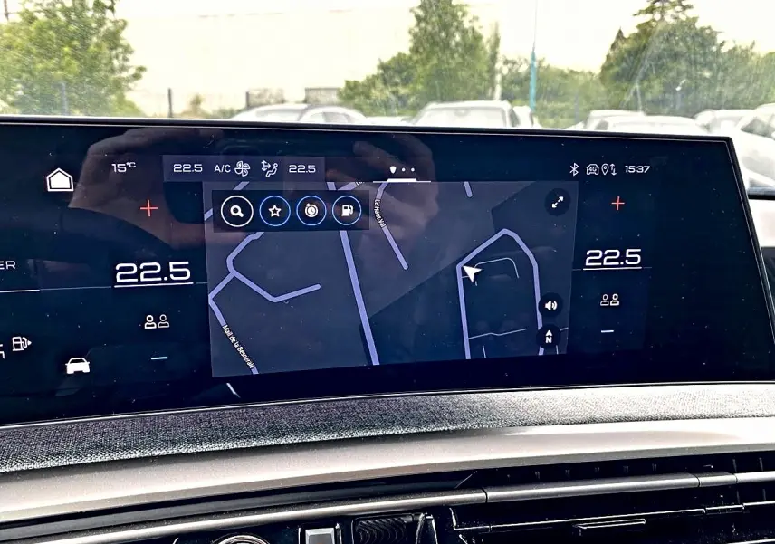 Écran tactile central du tableau de bord du Peugeot 3008 1.2 hybrid 145 allure bleu, affichant la navigation.