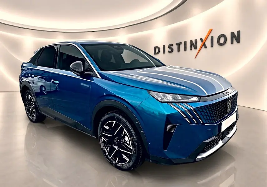 Peugeot 3008 bleu en 3/4 avant droit, avec calandre noire et jantes alliage distinctives, sur fond clair intérieur showroom.