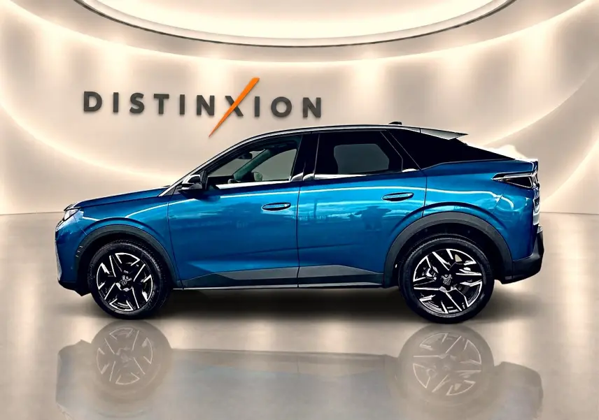Profil droit du Peugeot 3008 1.2 hybrid 145 allure e-dcs6 bleu, avec jantes alu et toit noir en showroom.