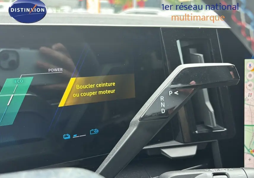 Gros plan sur la commande de boîte automatique et l'écran digital du tableau de bord du Renault Austral gris schiste satin mat.