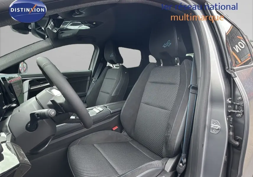 Vue intérieure côté conducteur du Renault Austral gris schiste satin mat, sièges en cuir avec logo Alpine brodé.