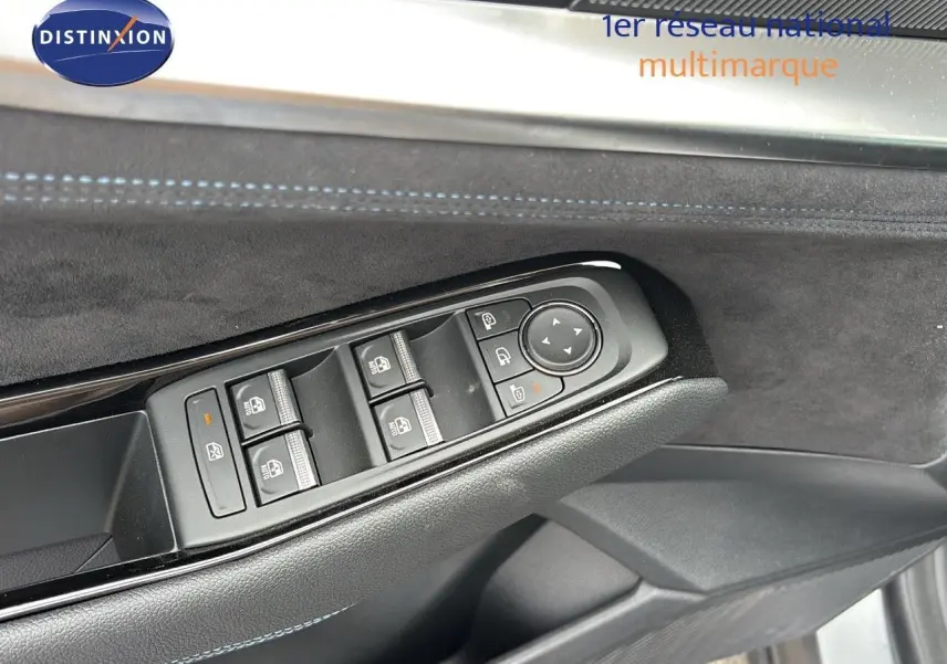 Gros plan sur la commande des vitres côté conducteur du Renault Austral gris schiste satin mat 2024.