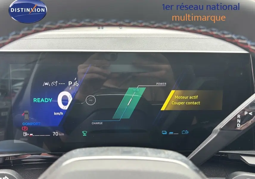 Tableau de bord numérique du Renault Austral 2024 en mode prêt, affichant vitesse zéro et indicateurs hybrides.