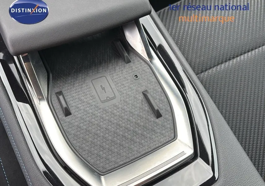 Gros plan sur le chargeur sans fil intégré à la console centrale du Renault Austral gris schiste satin mat 2024.