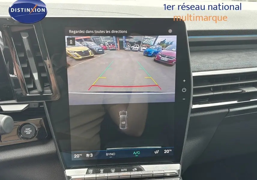 Écran central du Renault Austral 2024 montrant la caméra de recul avec tableau de bord et commandes visibles.