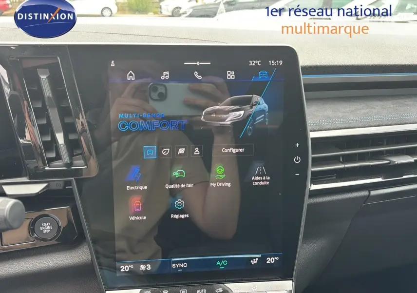 Écran tactile central du tableau de bord du Renault Austral 2024 affichant les réglages de conduite en mode confort.