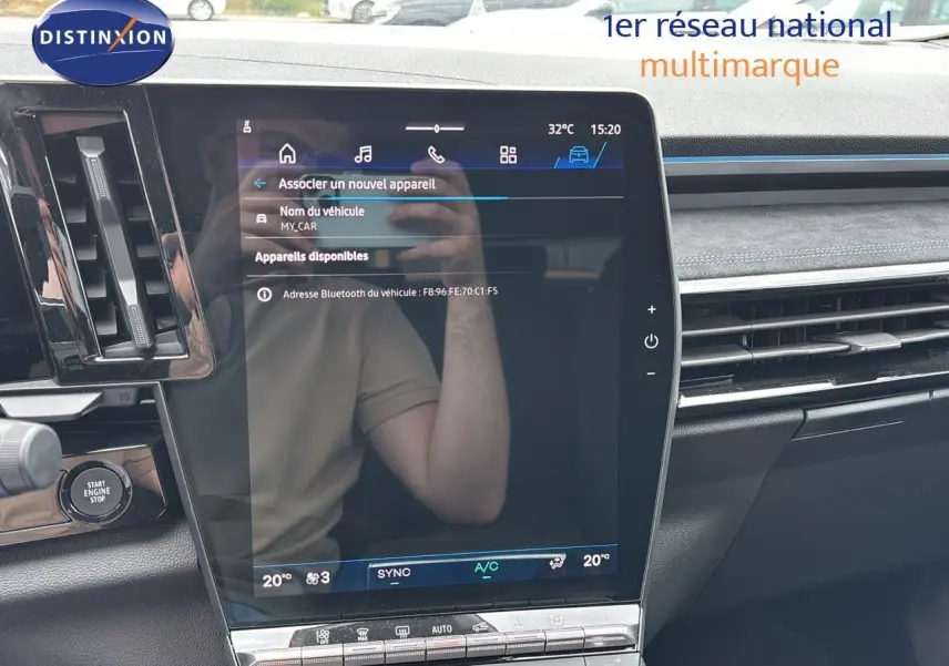 Écran tactile central du tableau de bord du Renault Austral gris schiste satin mat, avec commandes climatisation visibles.