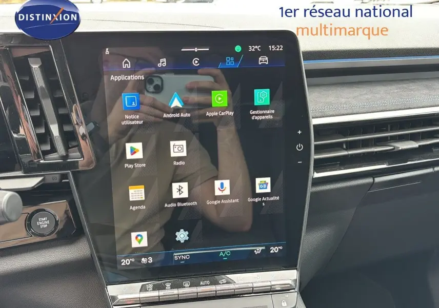 Vue intérieure centrée sur l'écran tactile du tableau de bord du Renault Austral gris schiste satin mat 2024.