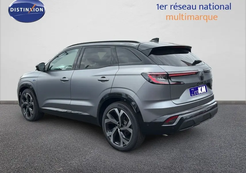 Renault Austral 1.2 E-Tech 200 Techno Esprit Alpine gris schiste mat, vue 3/4 arrière droit avec jantes noires distinctives.