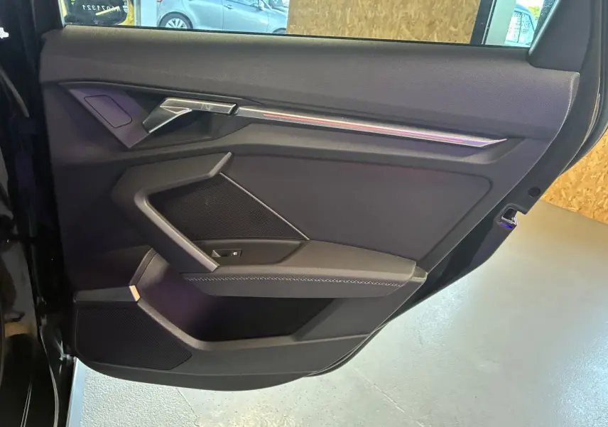Porte arrière gauche noire d'Audi A3 Sportback 2022, avec garniture intérieure noire et poignée argentée moderne.