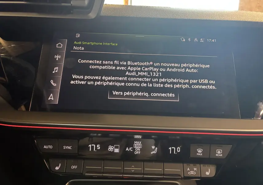 Écran central tactile de l'Audi A3 Sportback 2022 affichant l'interface smartphone avec commandes climatisation en dessous.