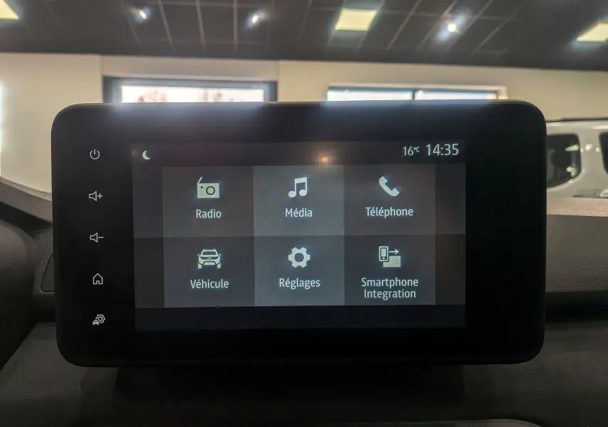 Écran tactile central du tableau de bord de la Dacia Sandero Stepway gris schiste, affichant les options multimédia et véhicule.