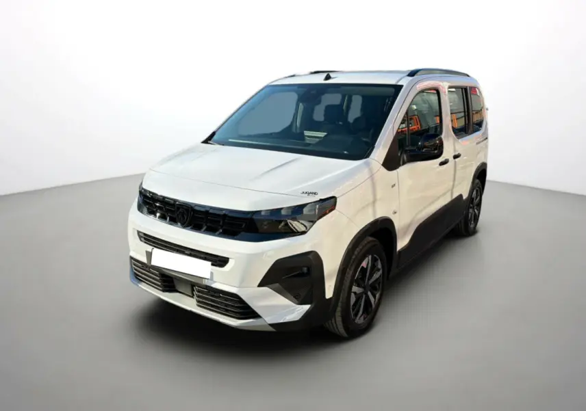 Peugeot Rifter Blanc Kaolin 2025 en 3/4 avant droit avec jantes alu noires et barres de toit visibles.