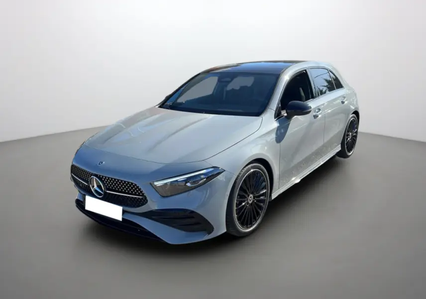 Mercedes Classe A 200D BVA Exclusive Design gris alpin vue 3/4 avant droit avec jantes noires et toit panoramique noir.