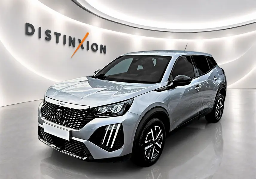 Peugeot 2008 gris en 3/4 avant droit, avec calandre distinctive et feux LED verticaux marquants.