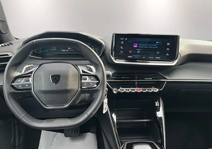 Vue intérieure du tableau de bord et volant de la Peugeot 2008 gris, avec écran tactile central et commandes au volant.